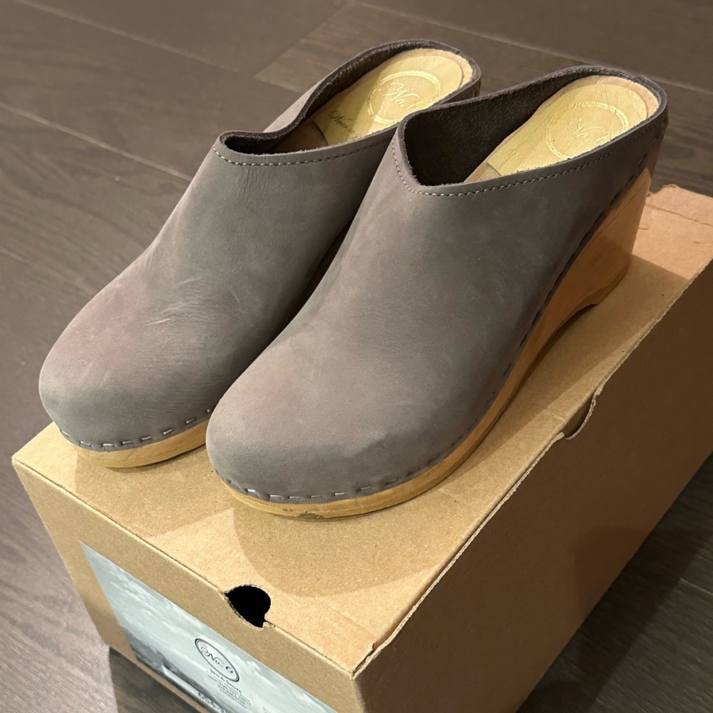 Women's No. 6 Gray Clogs - BRAND NEW